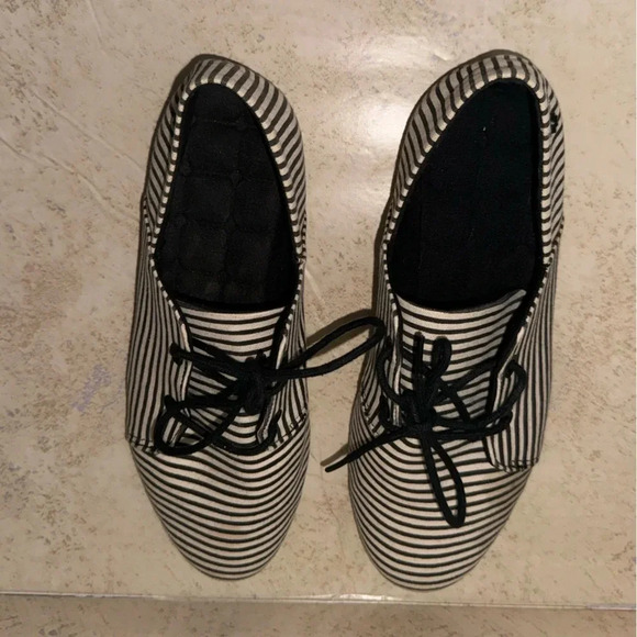 VOLCOM Soul Mates Flats Womens Sz 6 Slip-On Loafer Sneaker Black & white stripes - Picture 4 of 6